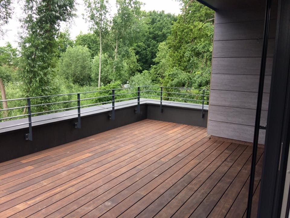 Holzterrasse mit hinterlüfteter Fassade mit Rockpanel