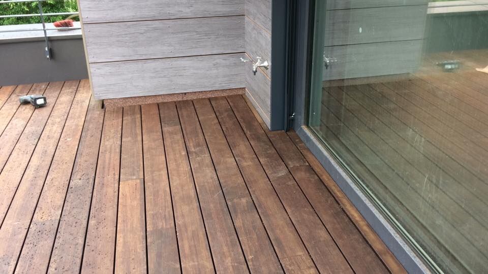 Holzterrasse mit hinterlüfteter Fassade mit Rockpanel und Wasseranschluss