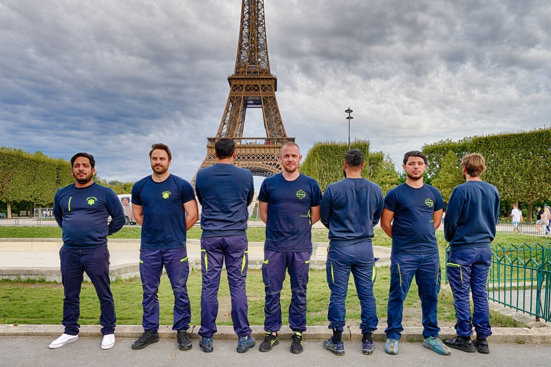 Équipe d'ambulanciers prise en photo devant la tour Eiffel