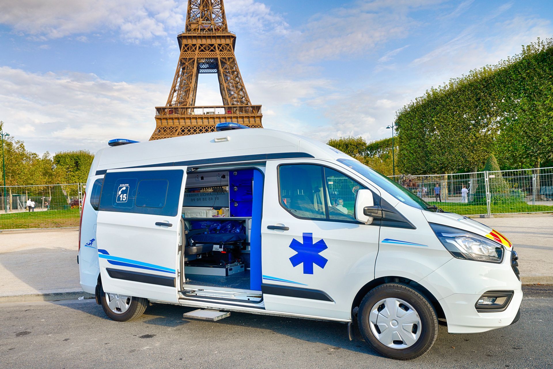 Véhicule garé avec porte ouverte