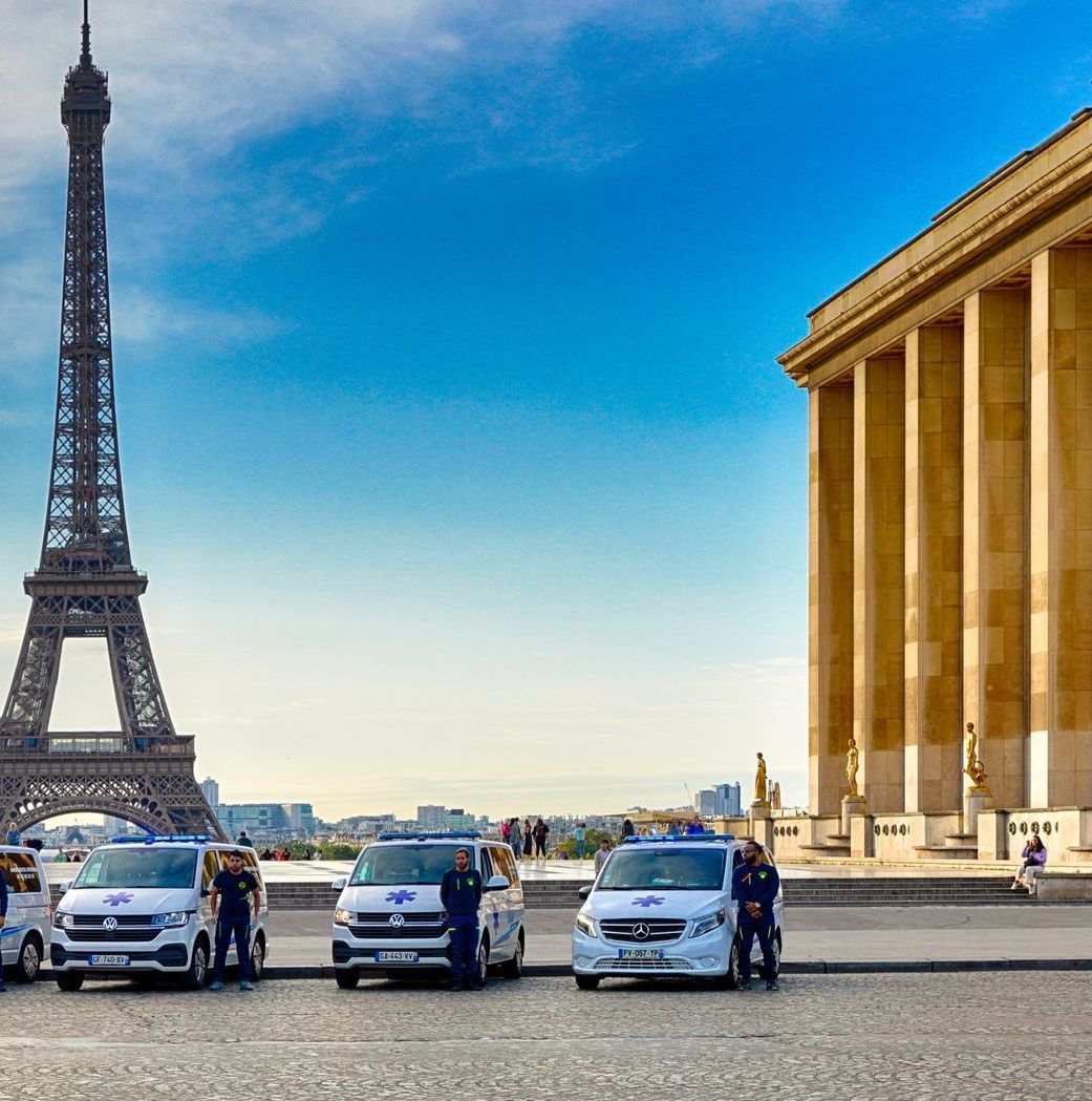 Flotte d'ambulances avce chauffeurs devant le Trocadéro