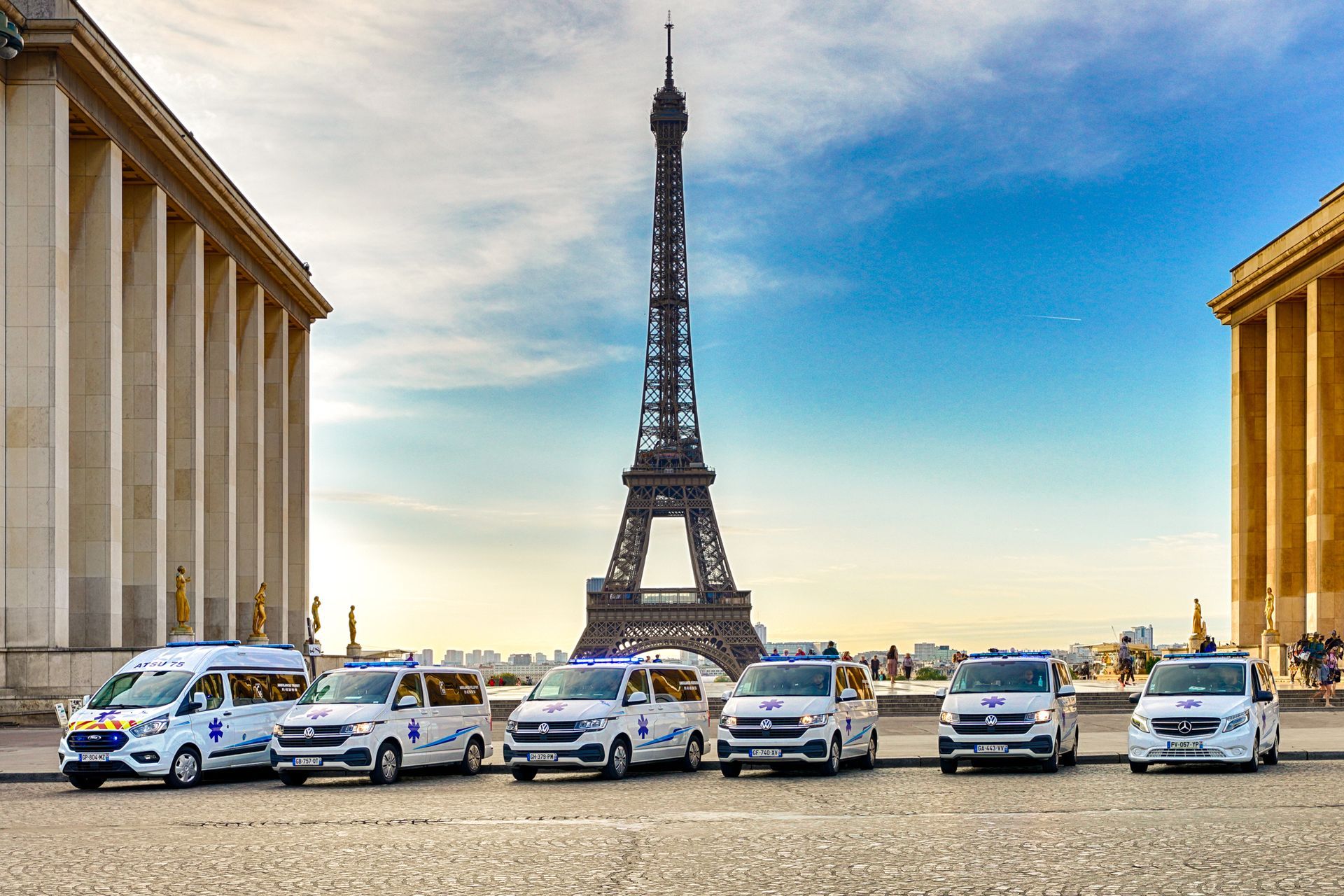 Flotte d'ambulances garée près du Trocadéro