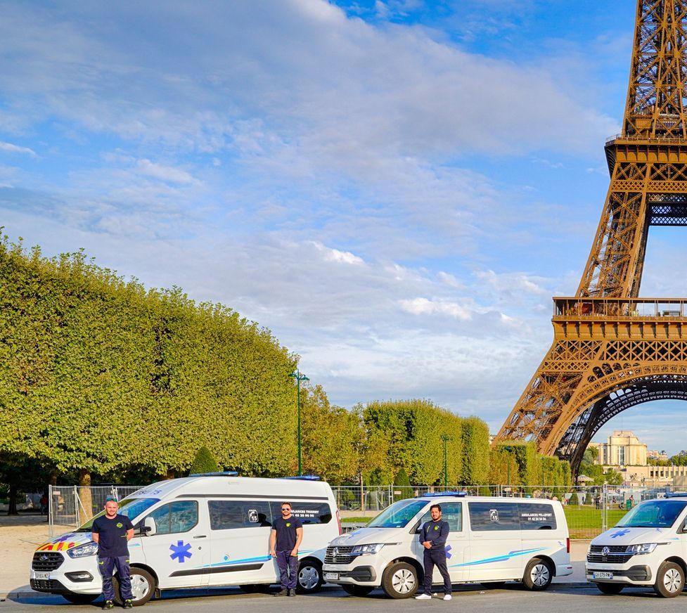 Flotte d'ambulances garée devant la tour Eiffel