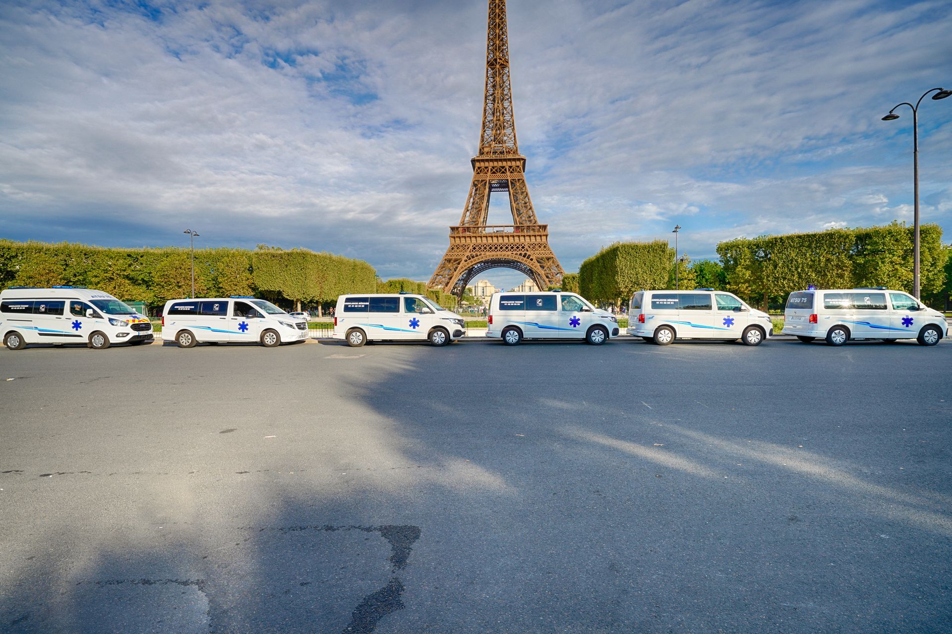 Ambulances garées en file indienne devant la tour Eiffel