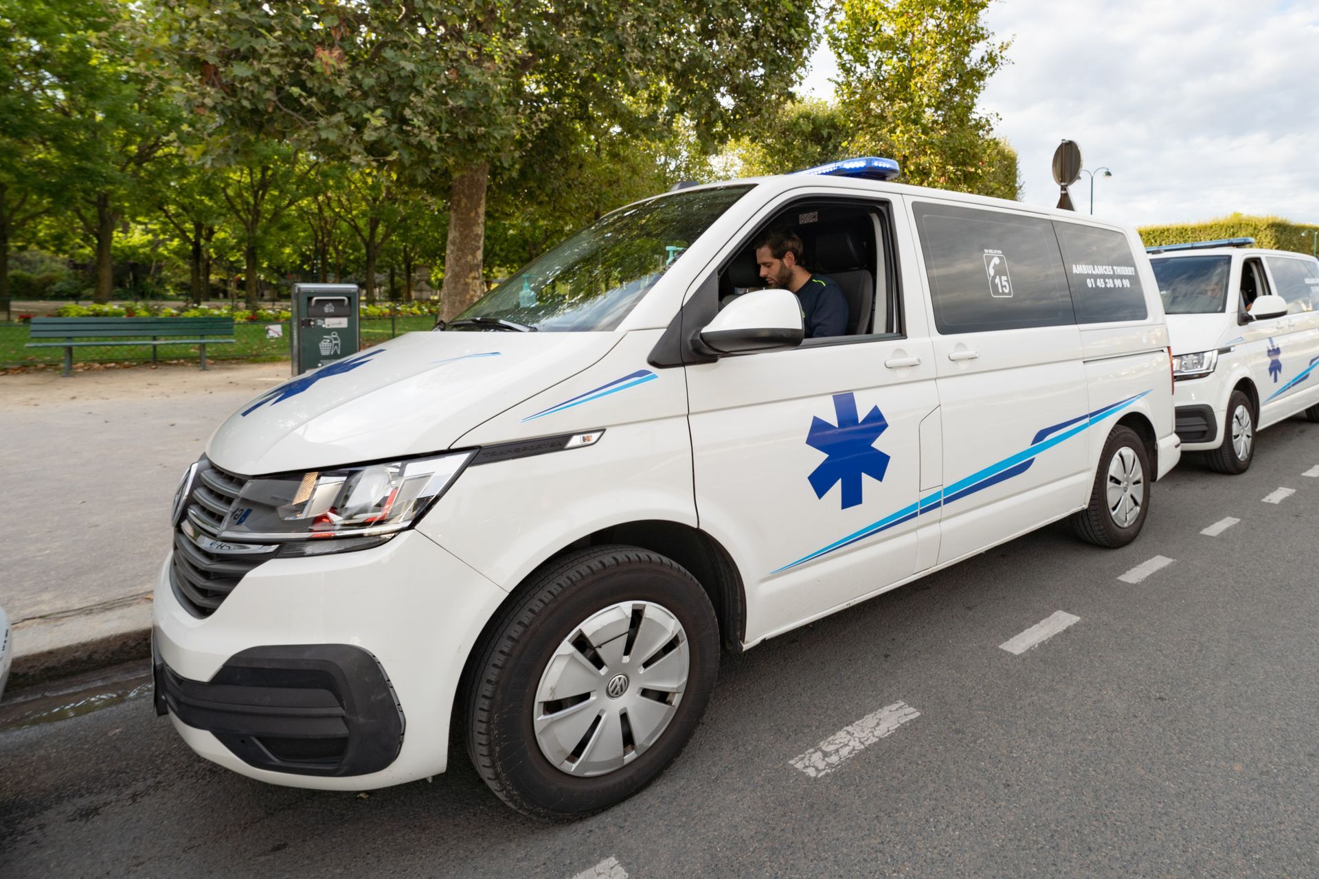 Ambulancier dans son véhicule