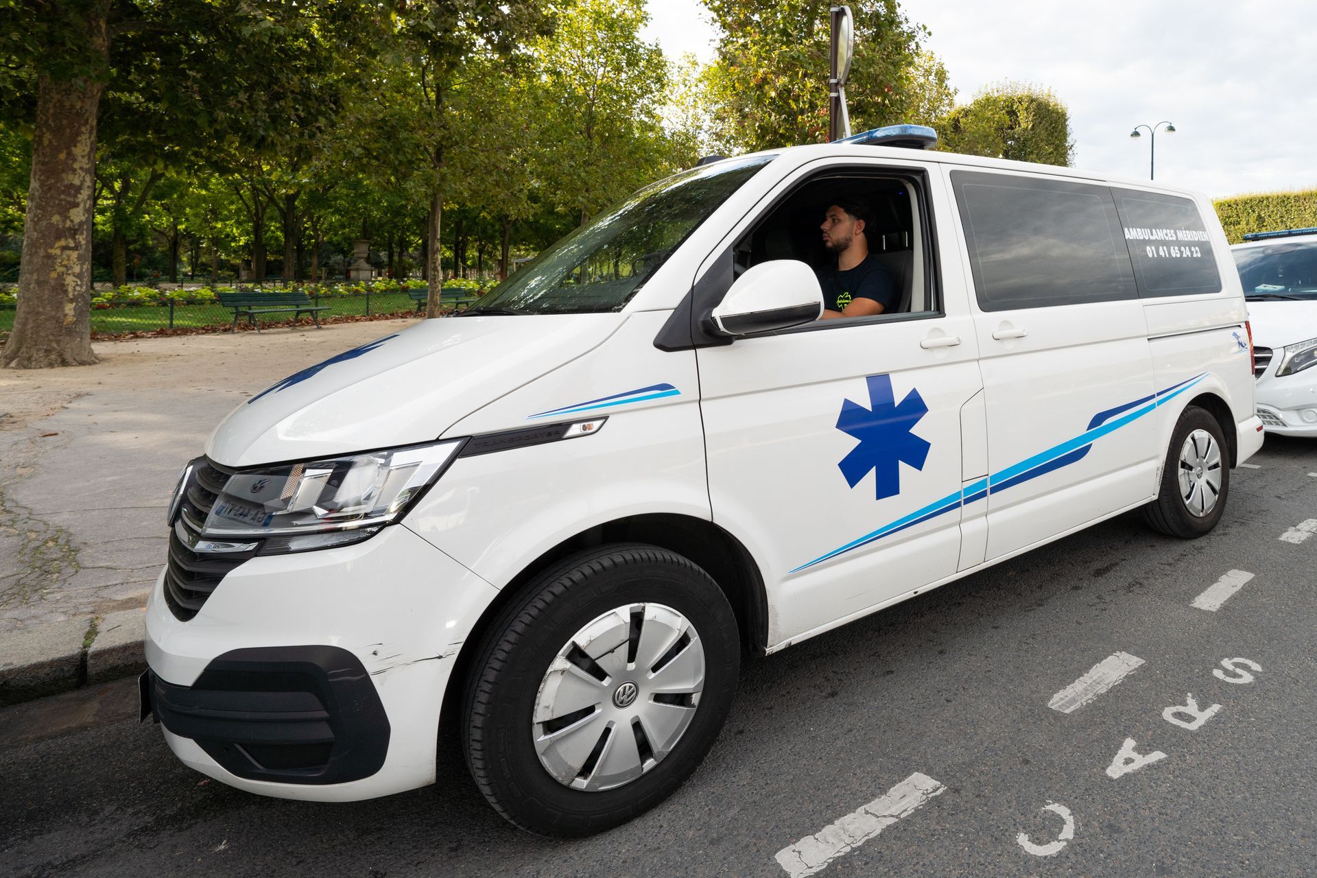 Ambulancier au volant de son véhicule