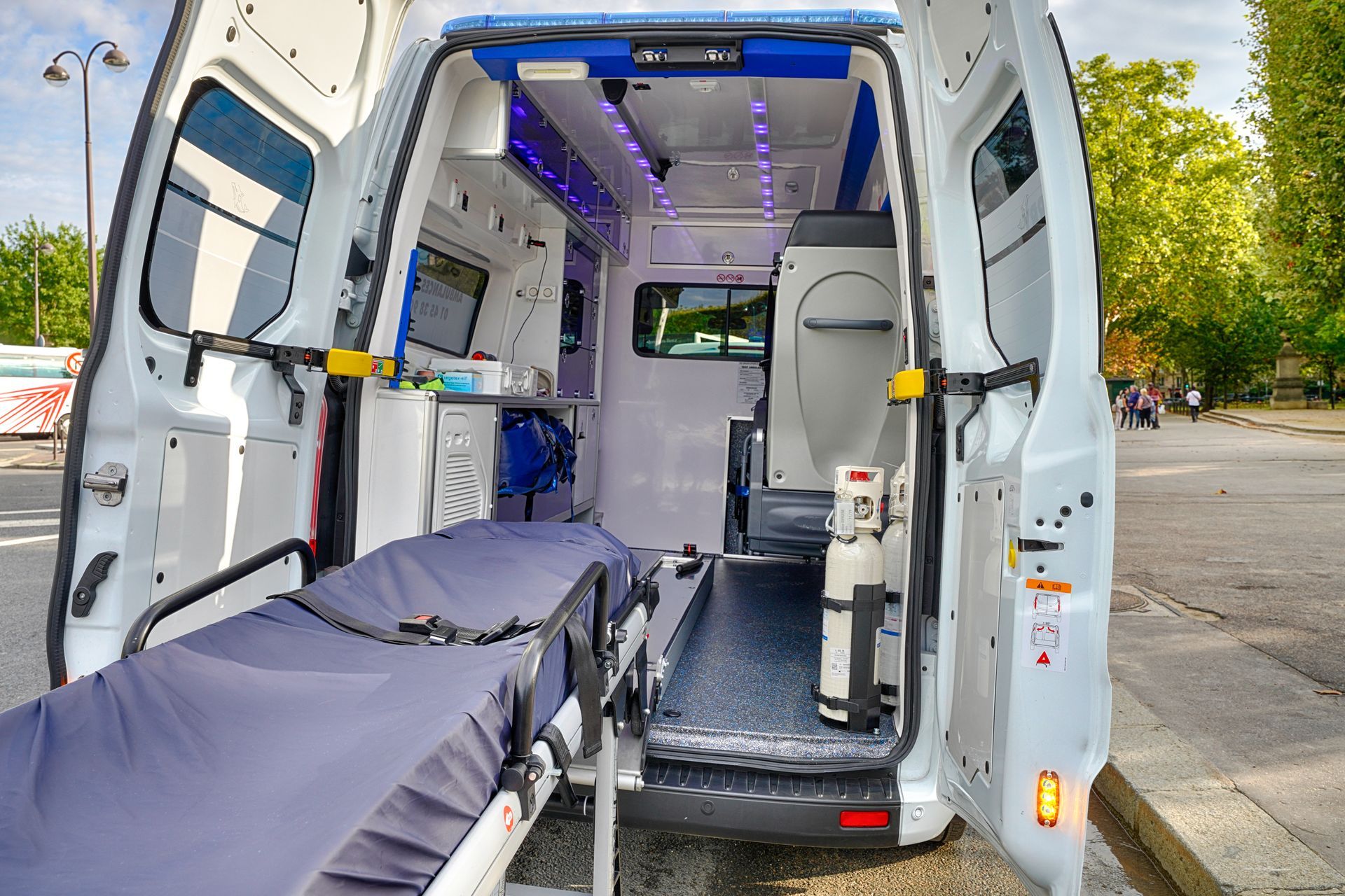 Ambulance ouverte avec brancard sorti