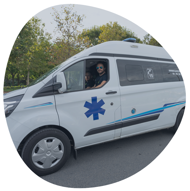 Ambulance avec un chauffeur et son collègue
