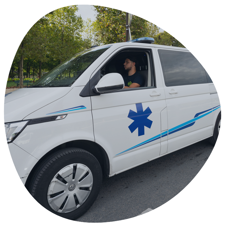 Ambulance blanche avec un salarié de la société Ambulance Pelleport