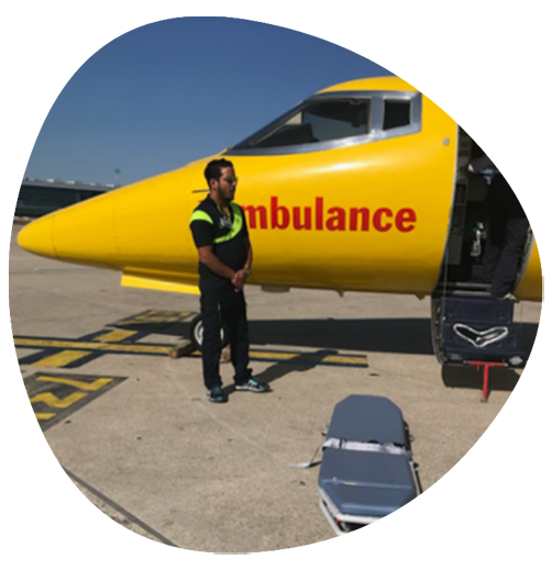 Ambulancier qui attend le rapatriement d'un patient