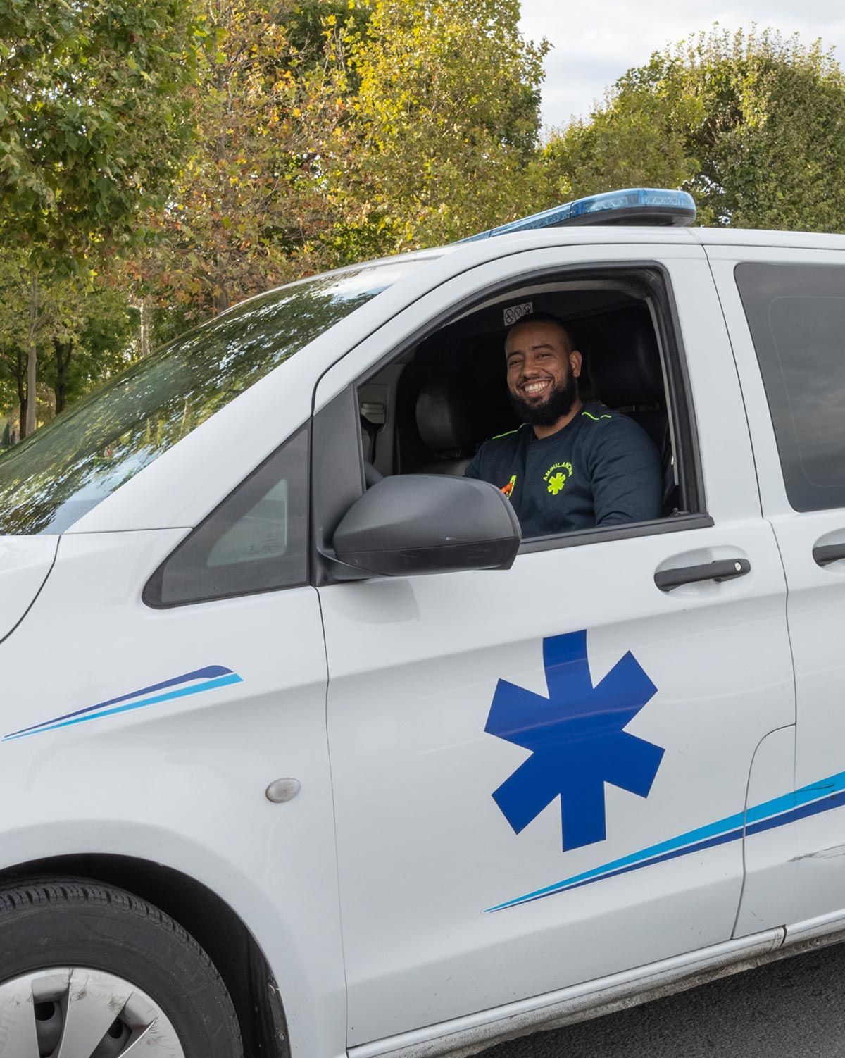 Chauffeur d'ambulance qui sourit