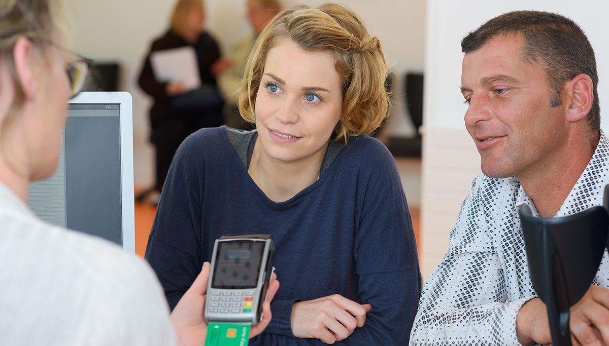 Couple avec le marie en béquille en consultation