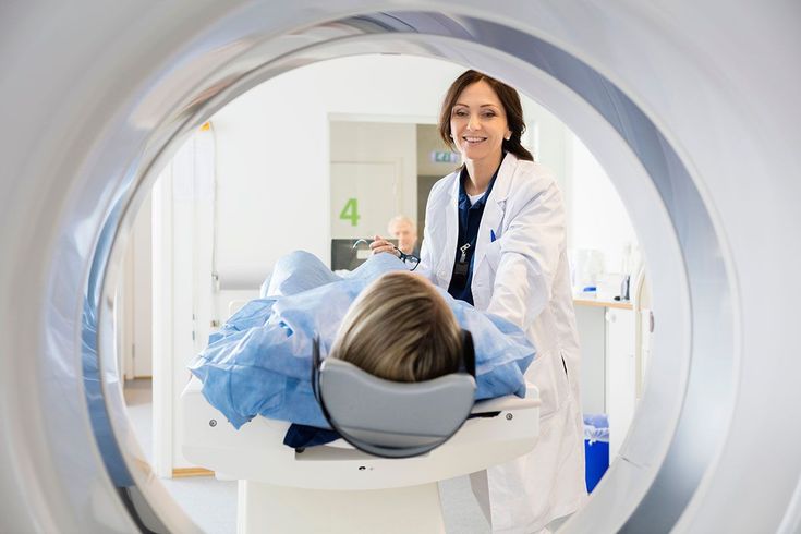 Femme qui passe un scanner
