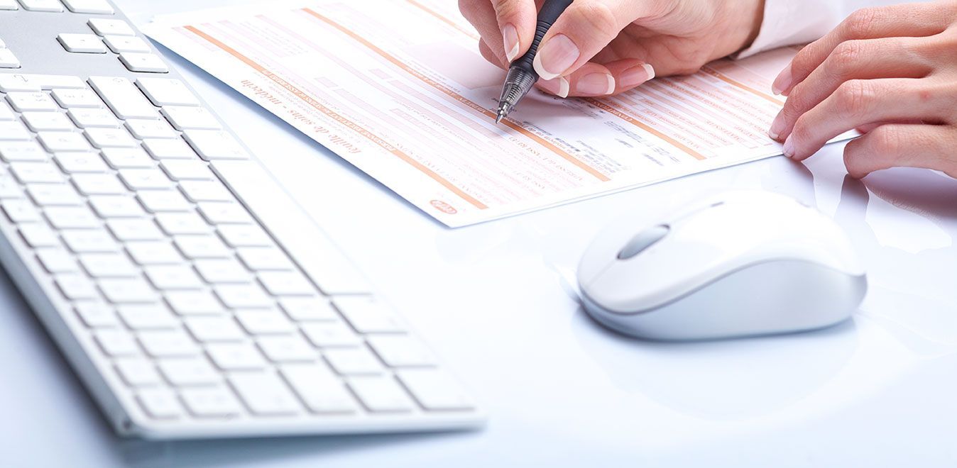 Généraliste qui rempli une feuille de soin