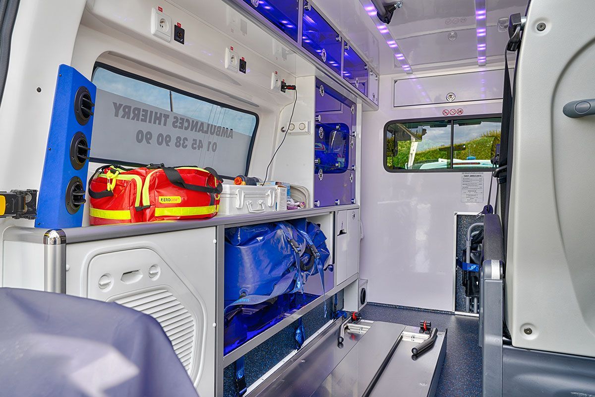Intérieur d'une ambulance avec du matériel rangé dans les étagères