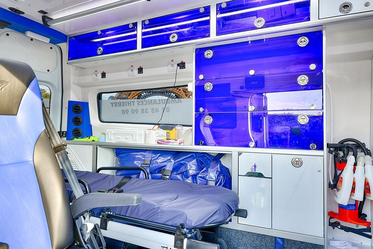 Intérieur d'une ambulance avec du matériel et un brancard