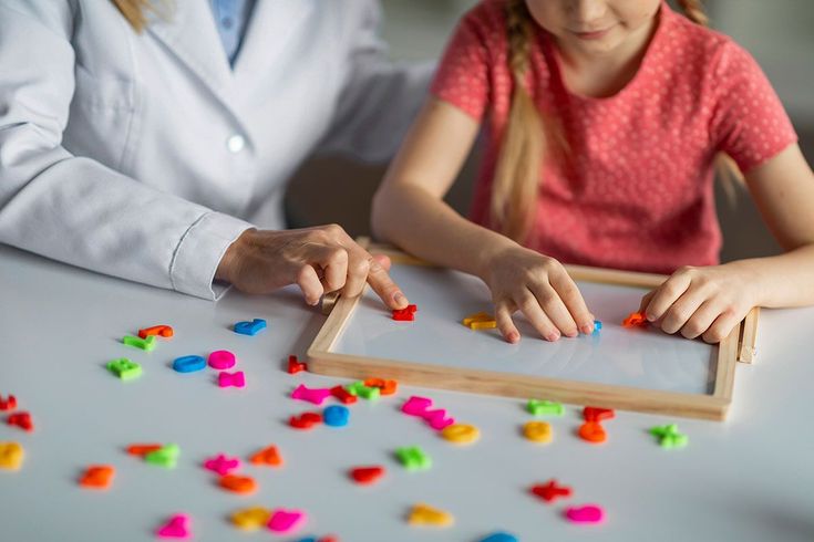 Petite fille qui joue avec une infirmière