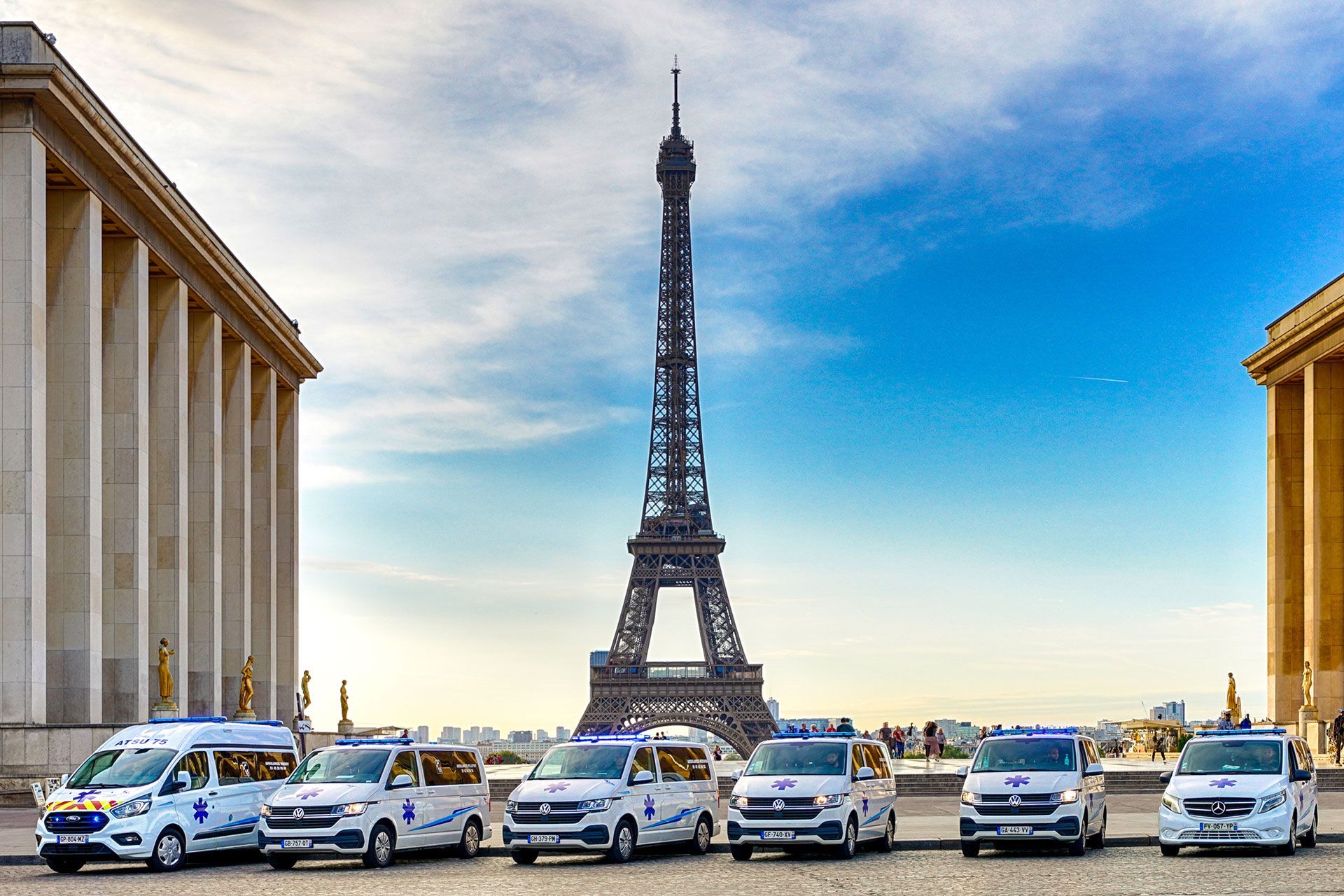 Ambulance stationnée le long d'une route à Paris