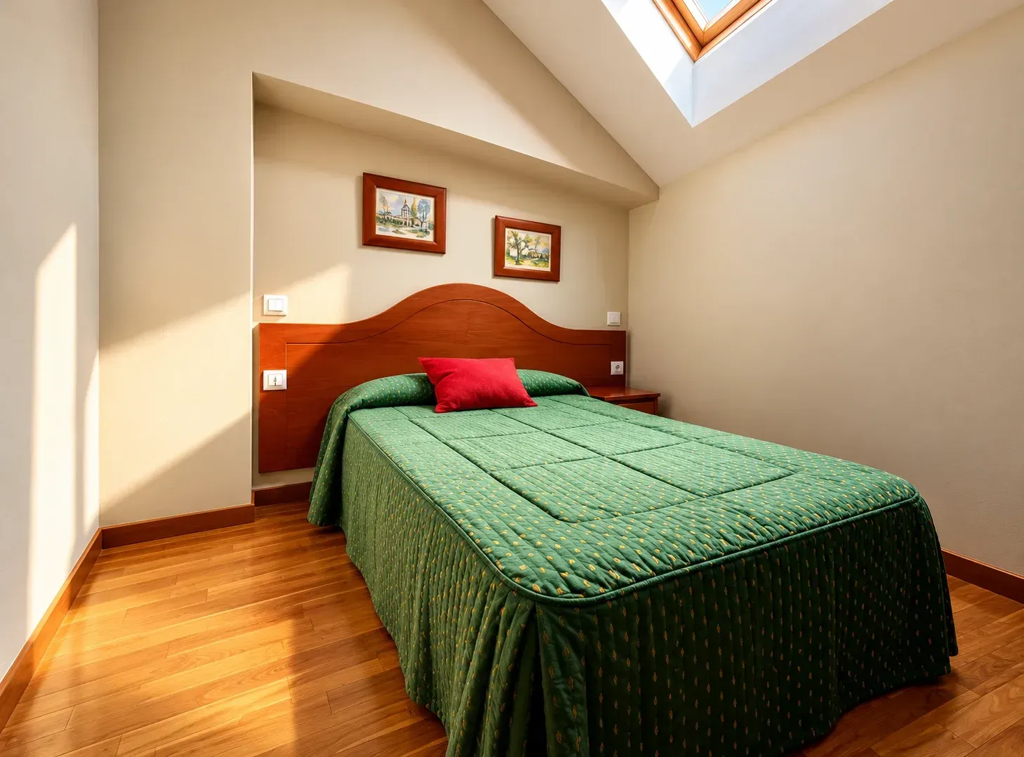 Acogedora habitación de hotel con dos camas individuales, colchas color mostaza y cálidas lámparas de mesilla
