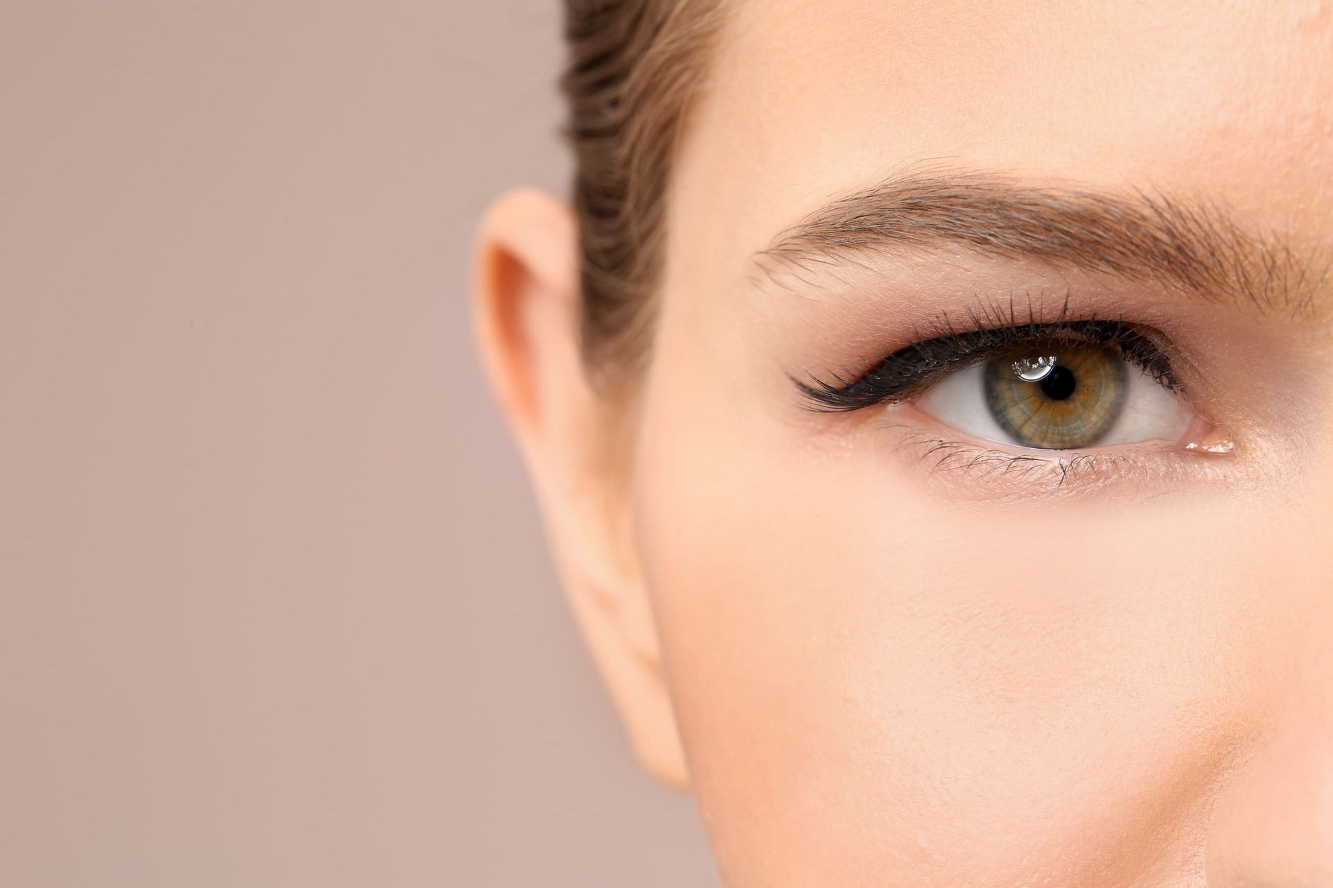 Un primer plano del ojo verde de una mujer con delineador de ojos.