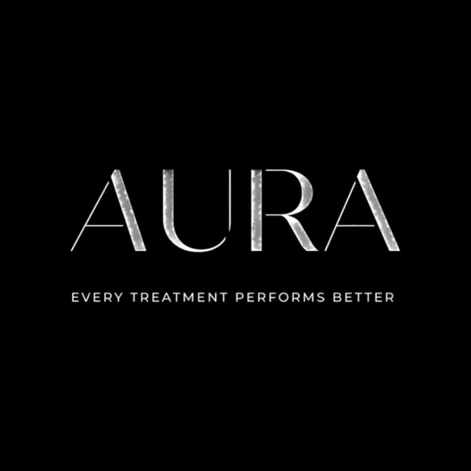 Sfondo nero con logo bianco “AURA” e slogan “Ogni trattamento è più efficace”.