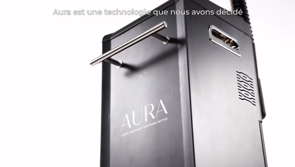 Stufa per sauna AURA alta e nera con maniglia in legno e leggero getto di vapore, isolata su sfondo bianco.