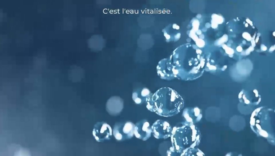 Gocce d'acqua cristallina sospese su uno sfondo blu con la scritta