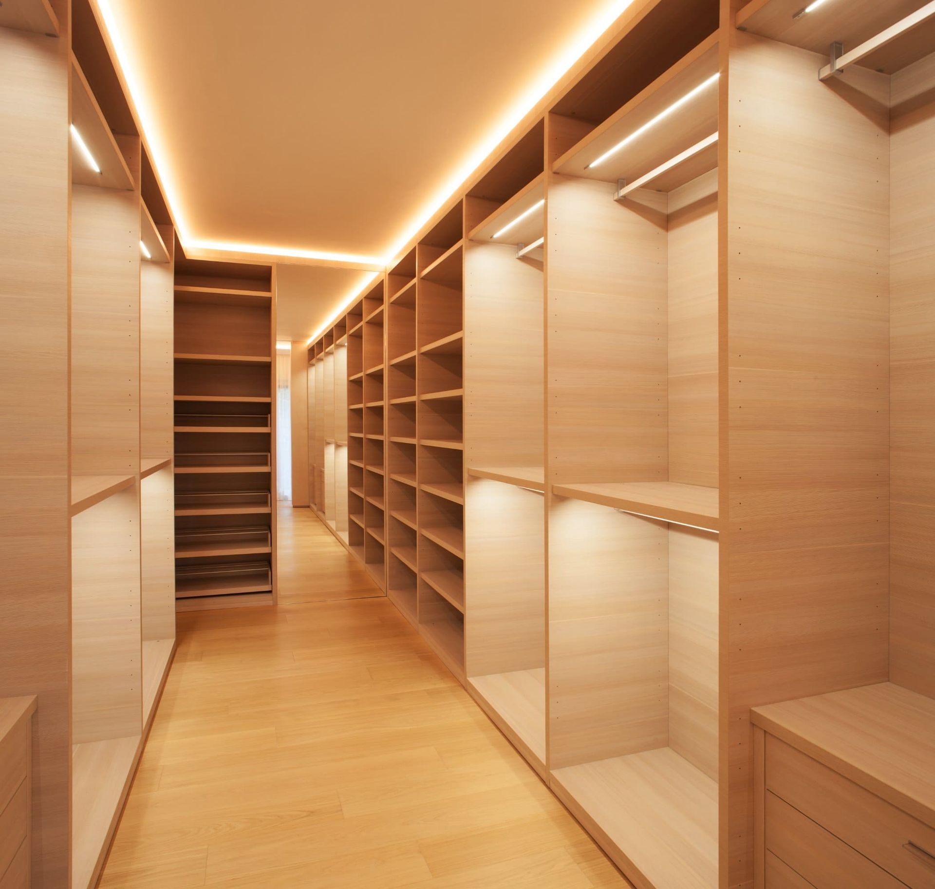 Un vestidor con muchos estantes y luces.
