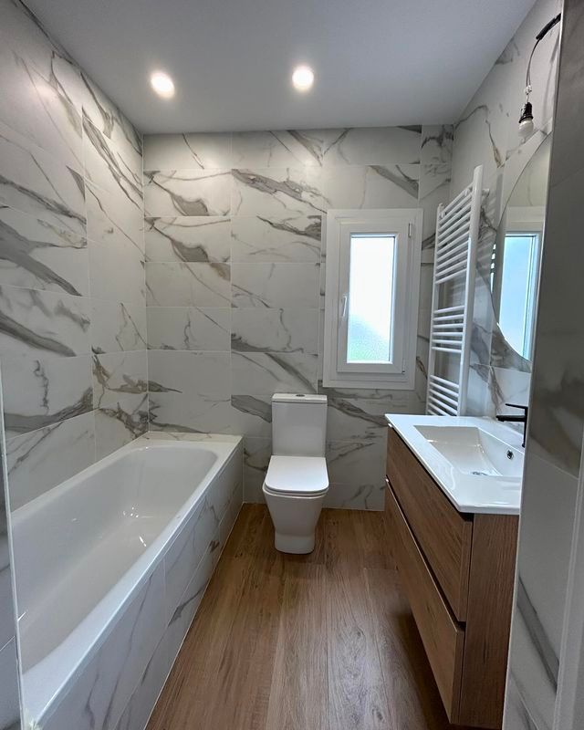 Un baño con inodoro, lavabo y bañera.