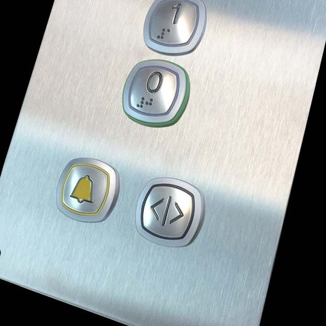 Un panel de control de ascensor de acero inoxidable con un botón de timbre