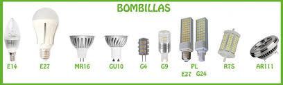 Un montón de diferentes tipos de bombillas están alineadas en una fila.