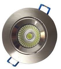 Una lámpara de techo de acero inoxidable con una luz de mazorca en su interior.