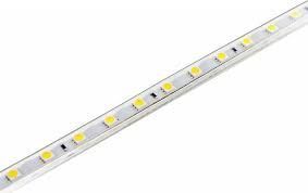 Un primer plano de una tira de LED sobre un fondo blanco.