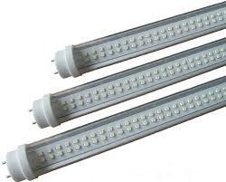Tres tubos de luz LED se apilan uno encima del otro sobre un fondo blanco.