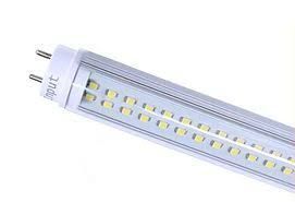 Un primer plano de un tubo de luz LED sobre un fondo blanco.