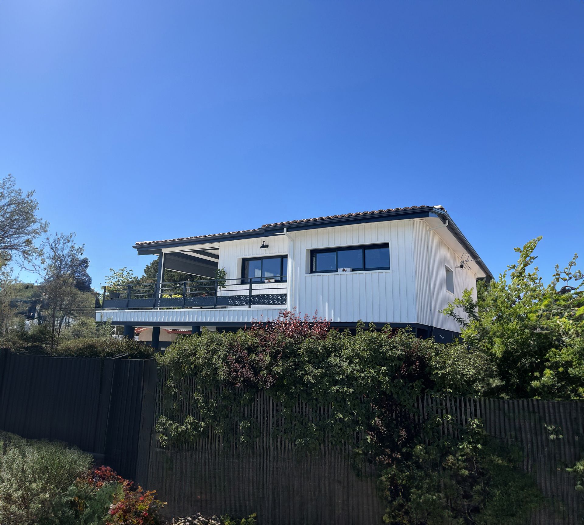 maison inspirée des cabanes tchanquées avec balcon