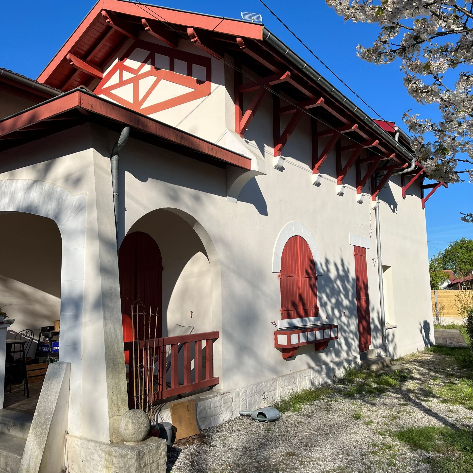 Maison style arcachonnaise rouge