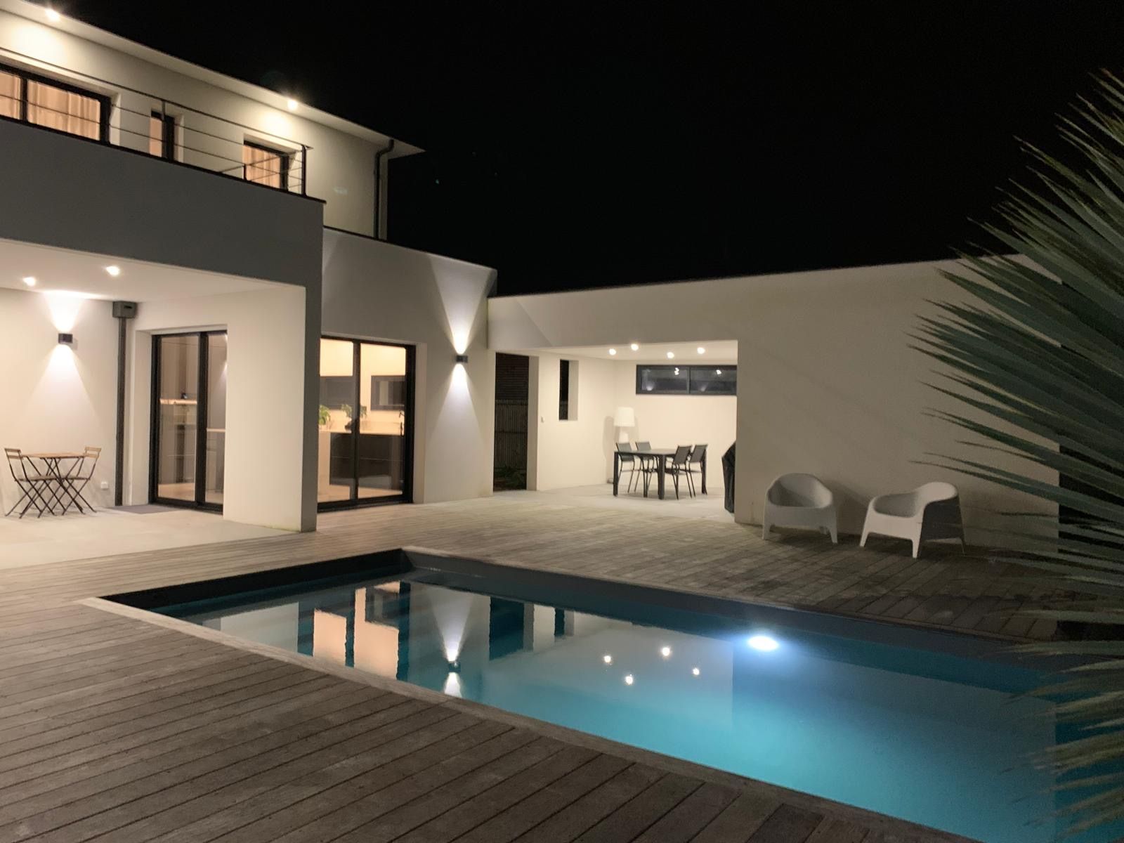 Villa moderne de nuit
