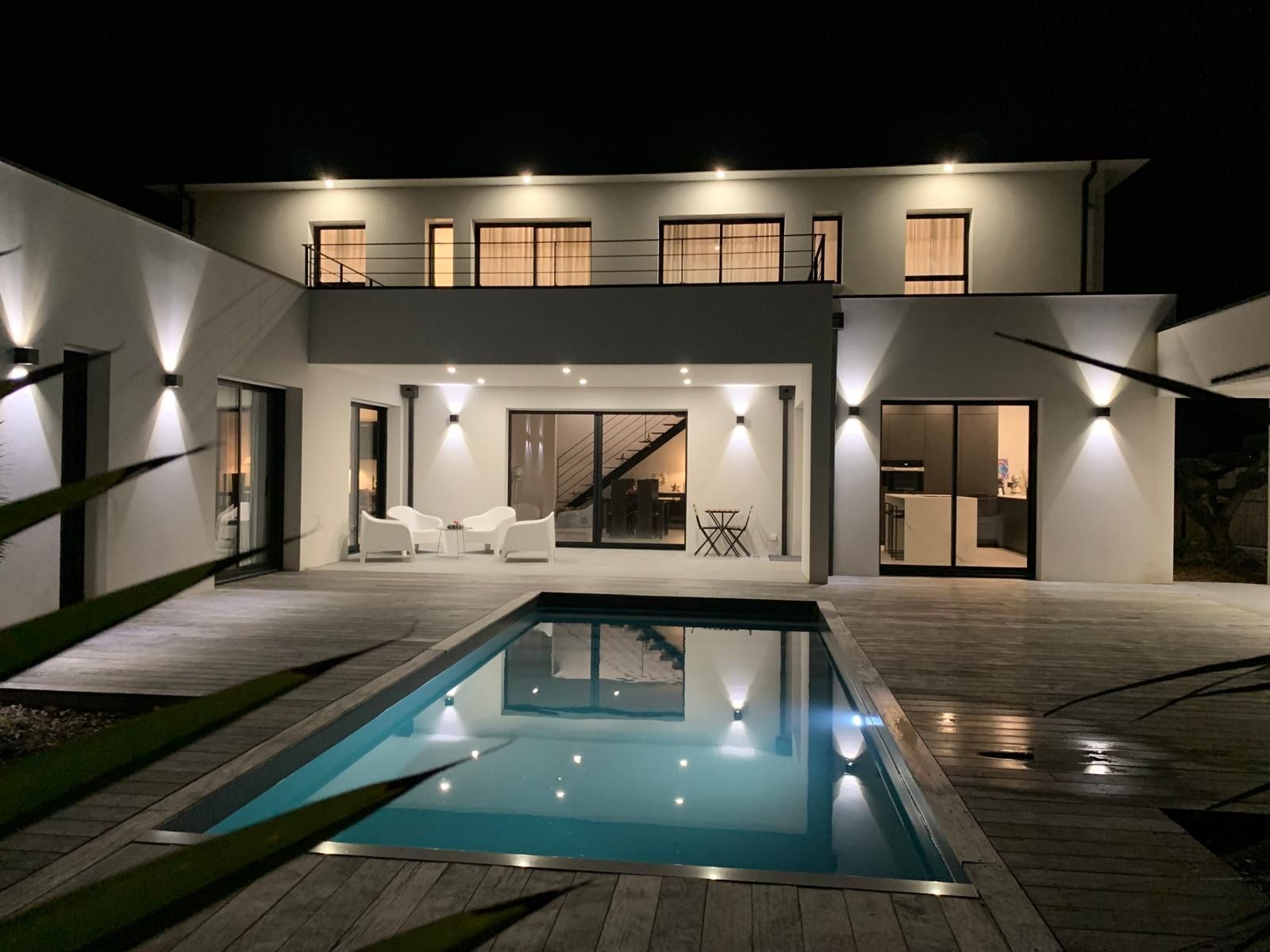 Villa moderne de nuit avec éclairage