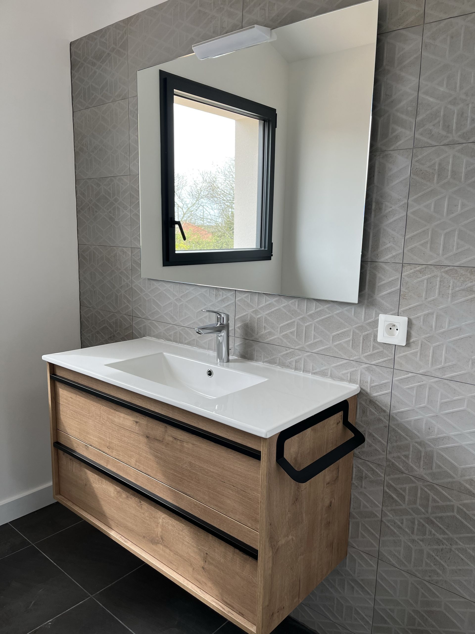 Meuble de salle de bains et fenêtre