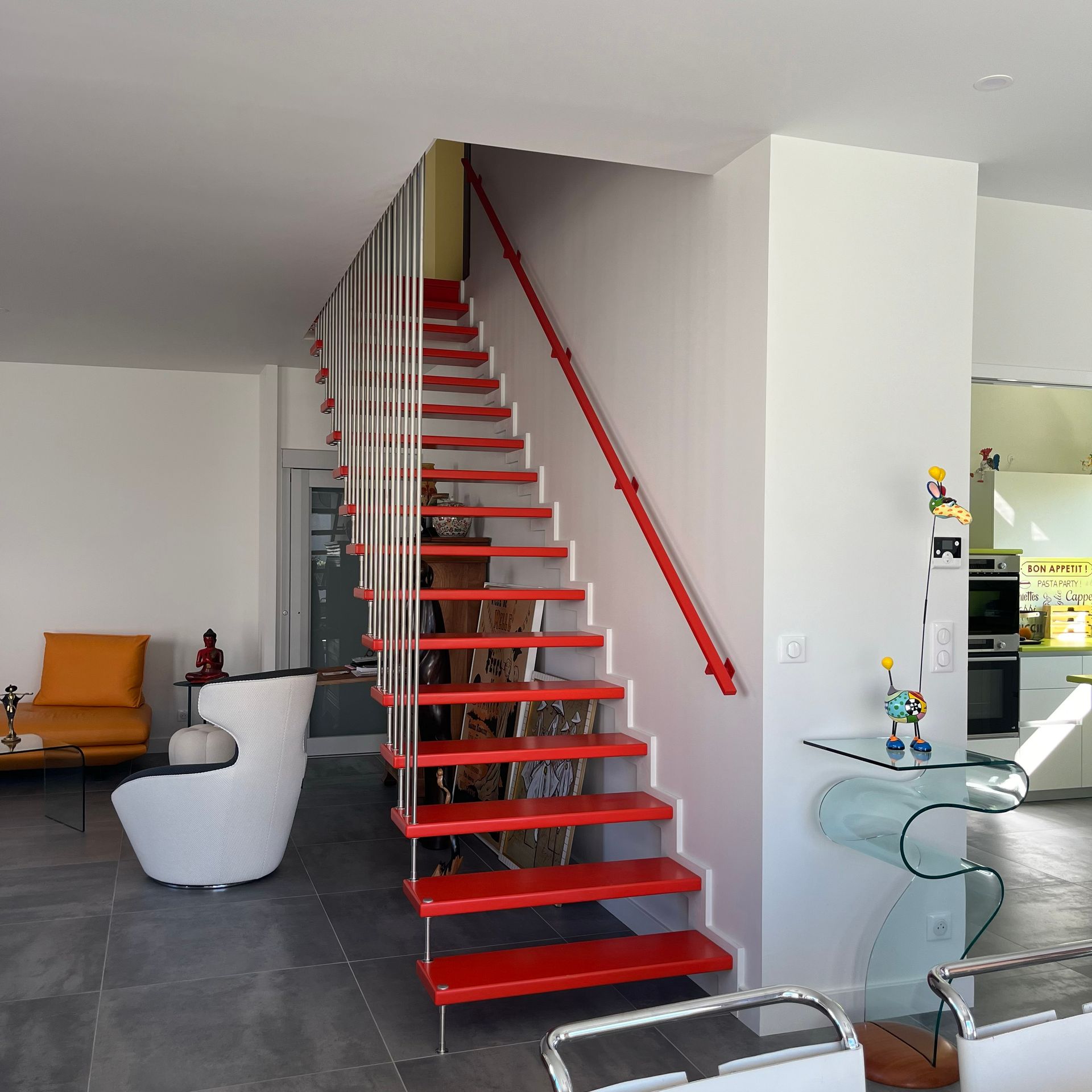 Escalier avec marches suspendus