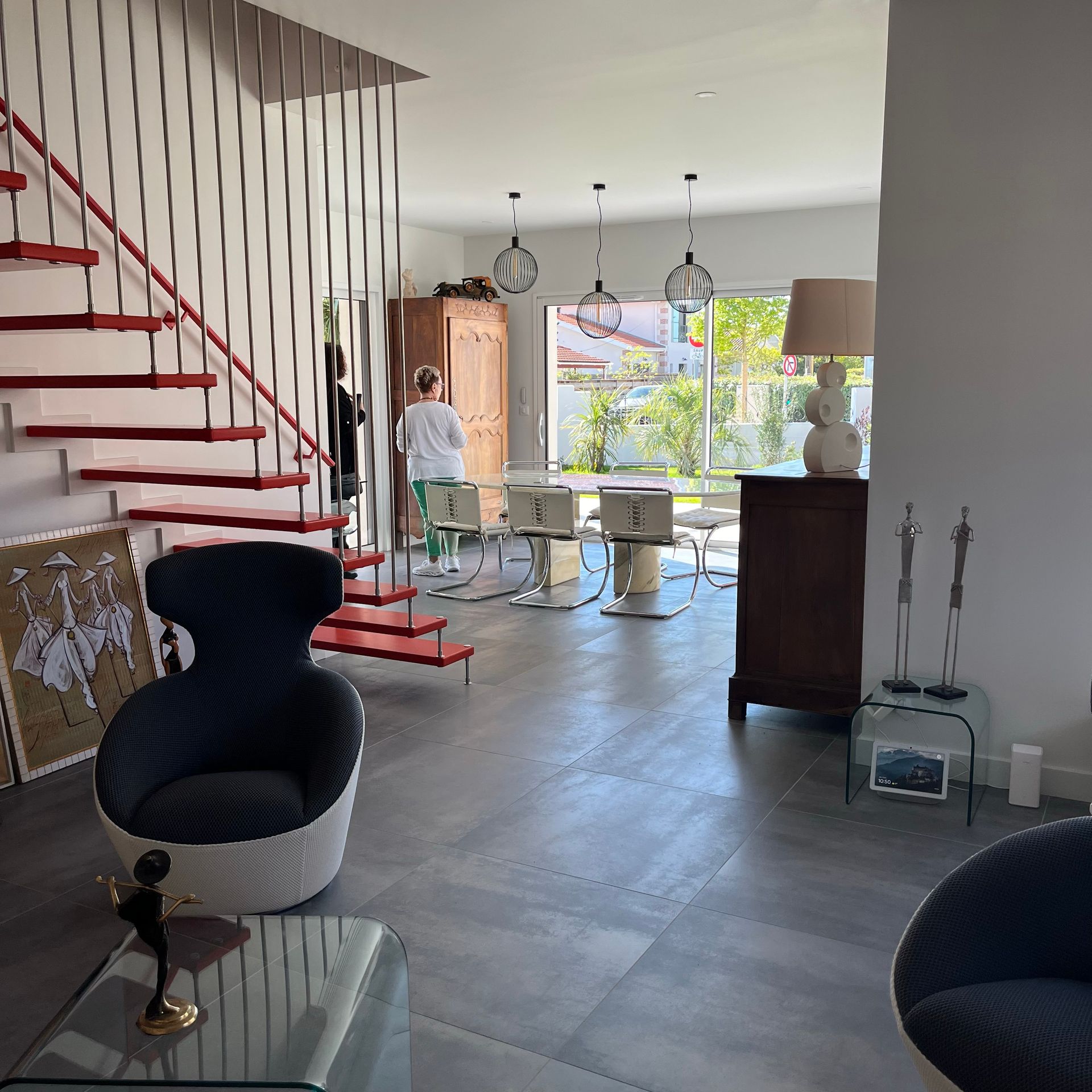 Salon avec escalier et luminaires