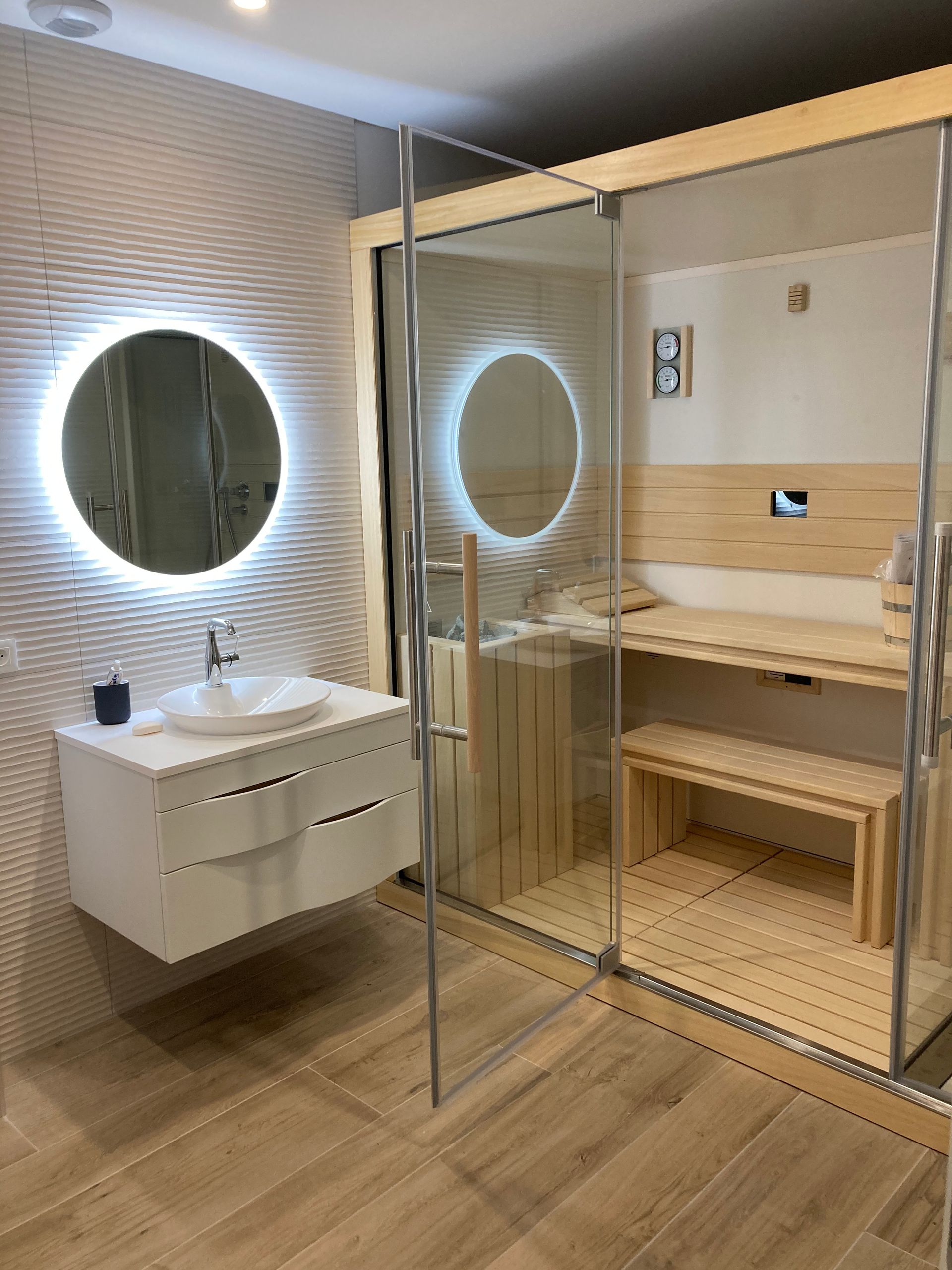 Sauna et lavabo