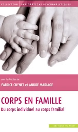 Mains d'adultes et d'enfants entrelacées au-dessus de la couverture d'un livre français intitulé « Corps en famille ».