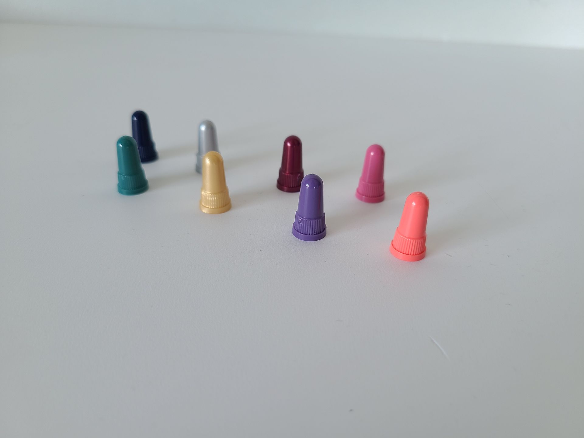Bouchons tubes plastiques multicolores