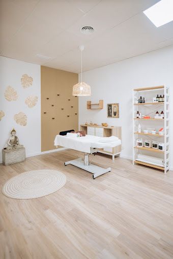 Hay una mesa de masajes en el medio de la habitación.