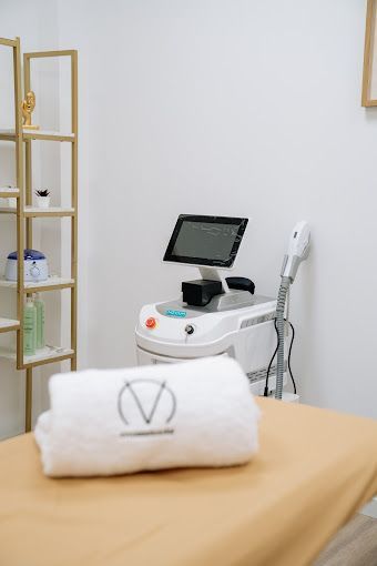 Una toalla está sobre una cama al lado de una máquina en una habitación.