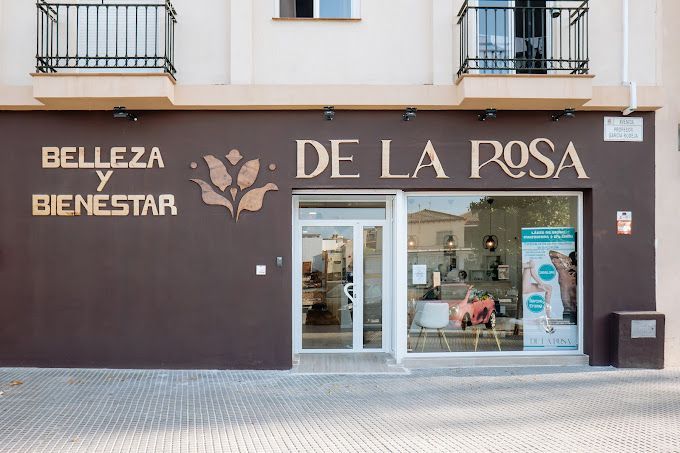 El frente de un salón de belleza llamado de la rosa.