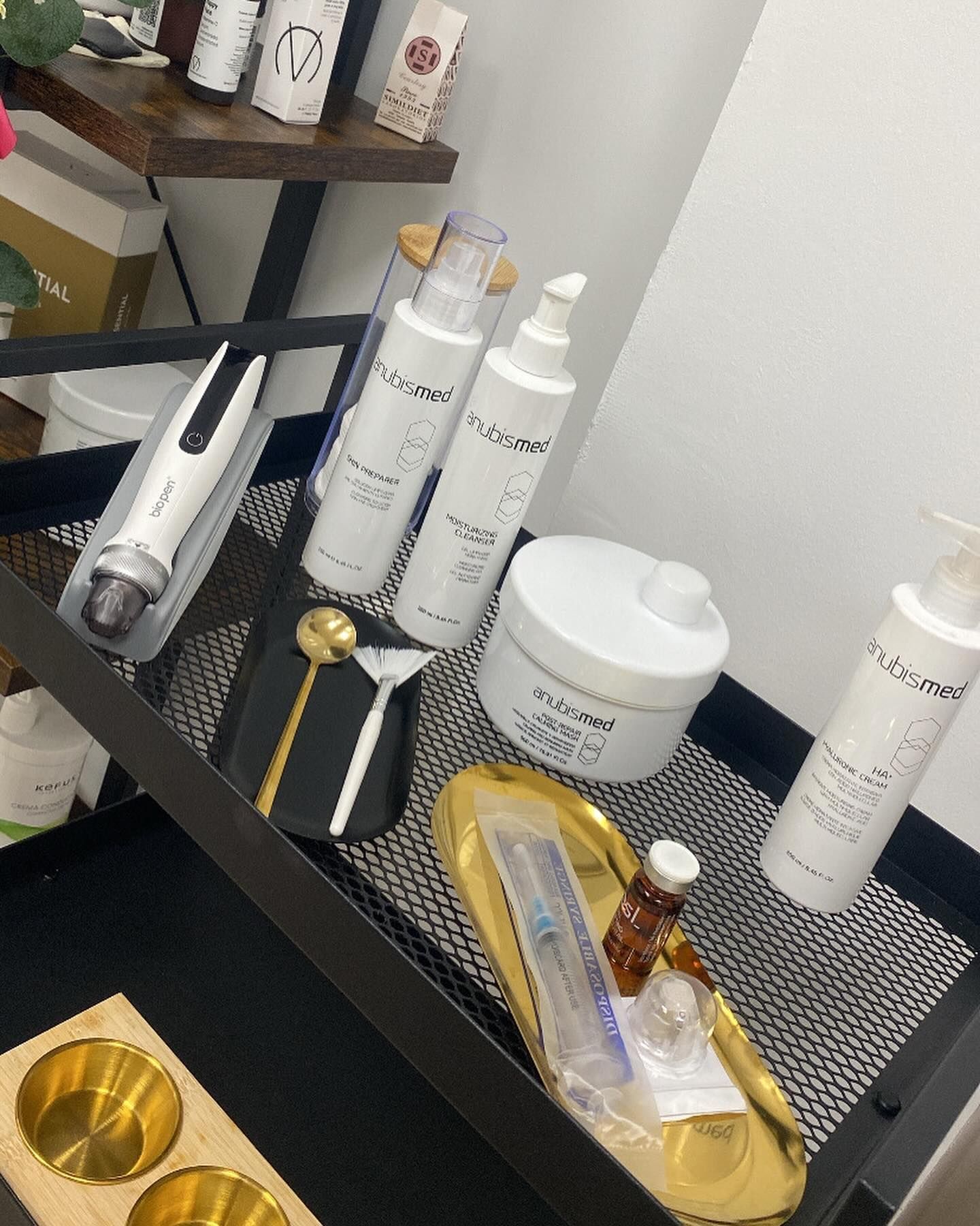 Una bandeja llena de botellas y una cuchara sobre una mesa.