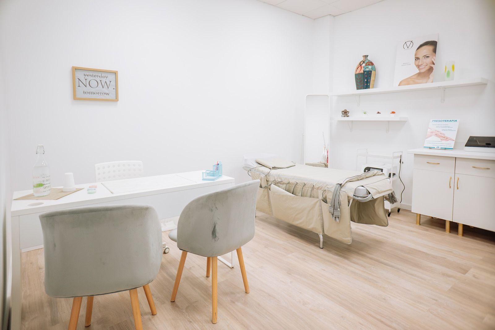 Una habitación con una mesa, sillas y una cama.